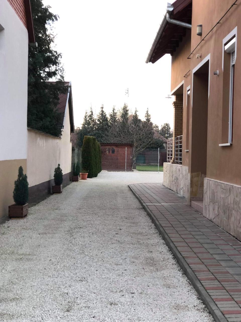凯瑞思塔乐公寓 Sárvár 外观 照片